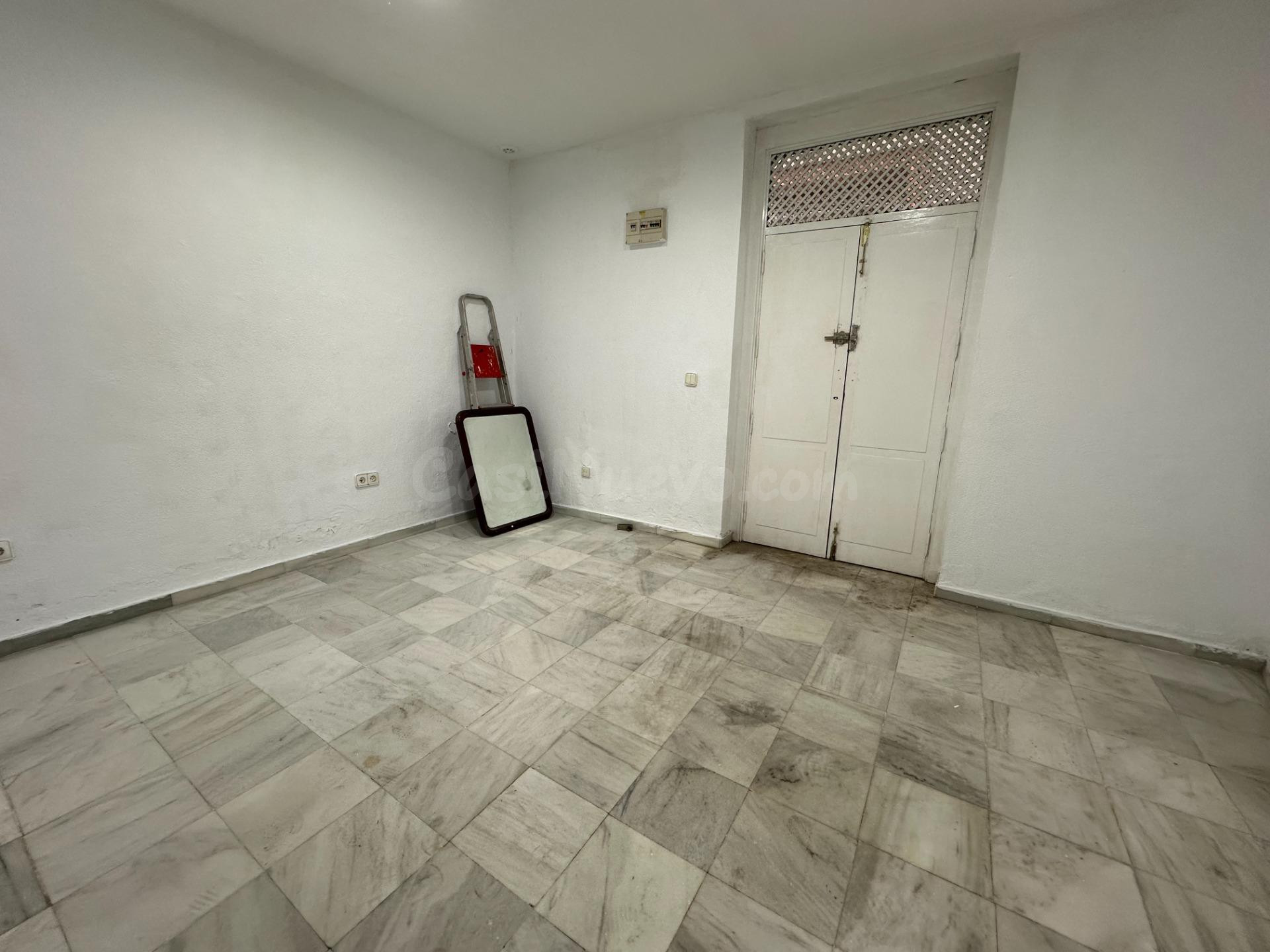 Oportunidad de Inversión en el Corazón de Cádiz: Local Comercial a la Venta