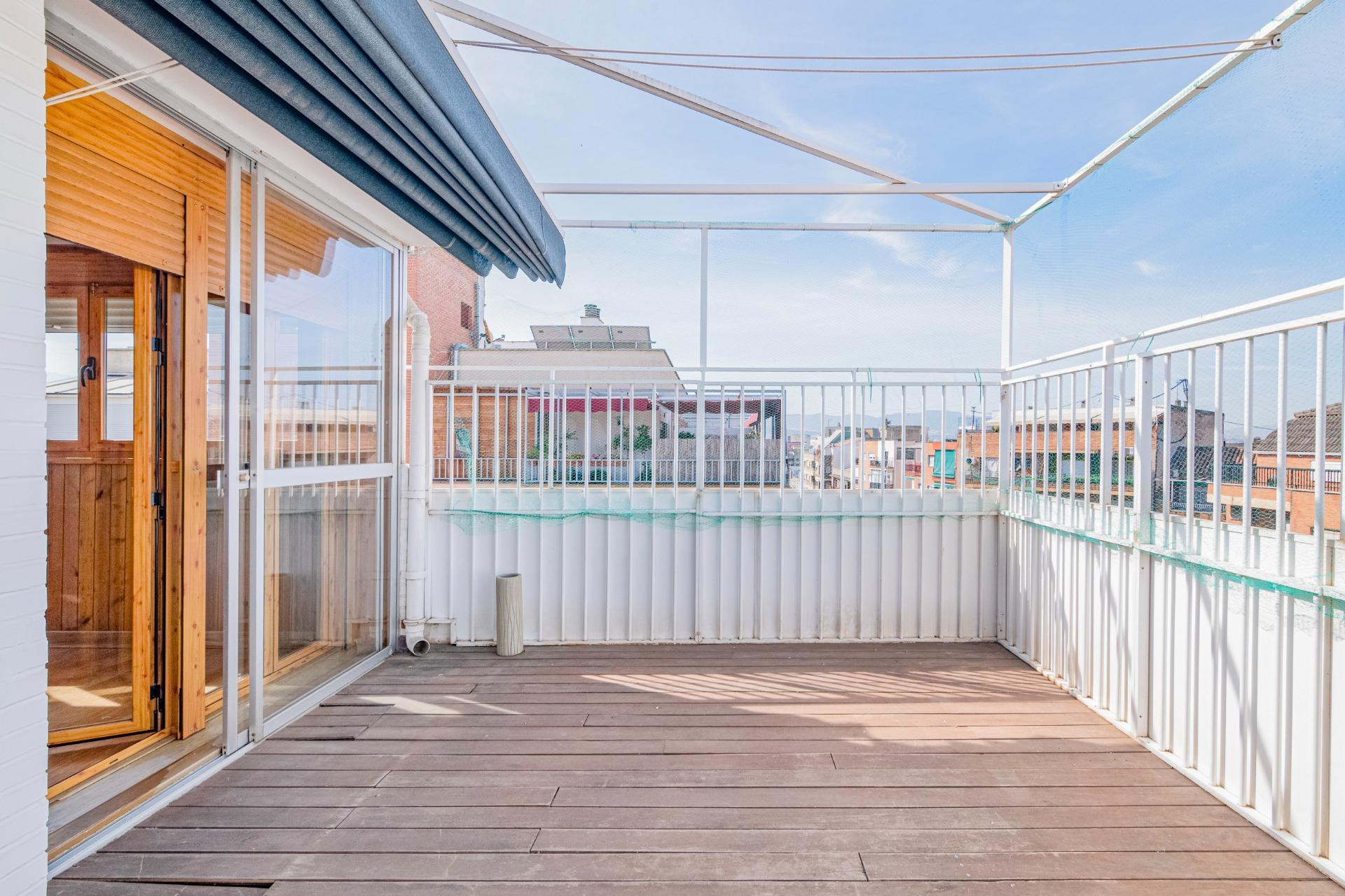 Atico muy amplio con gran terraza en Arabial