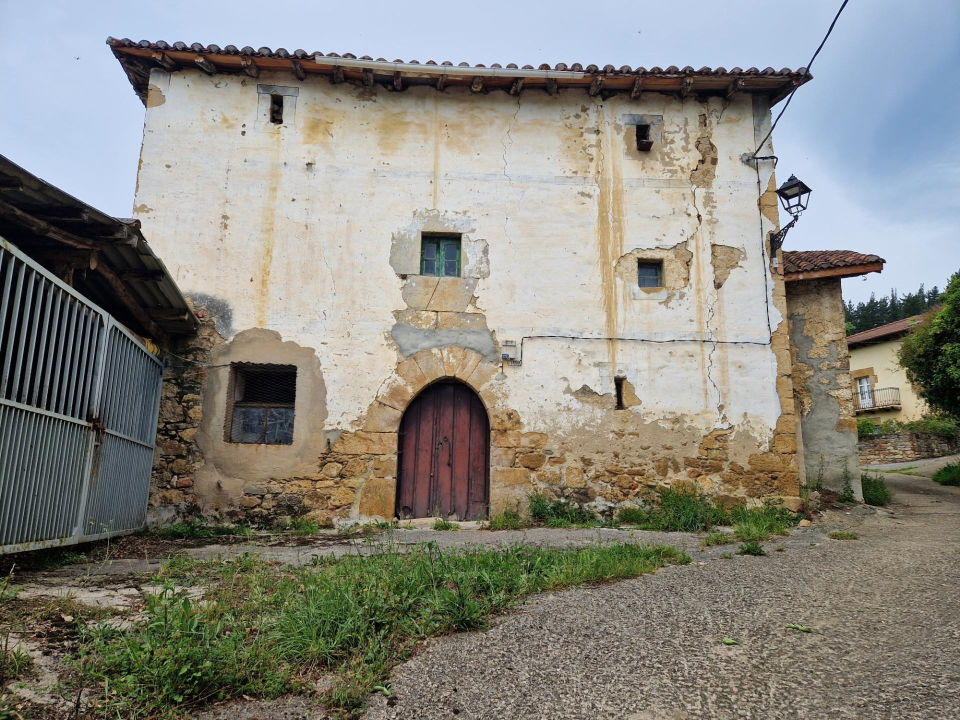 CASA PARA REFORMAR CON TERRENO EN VALLE DE MENA