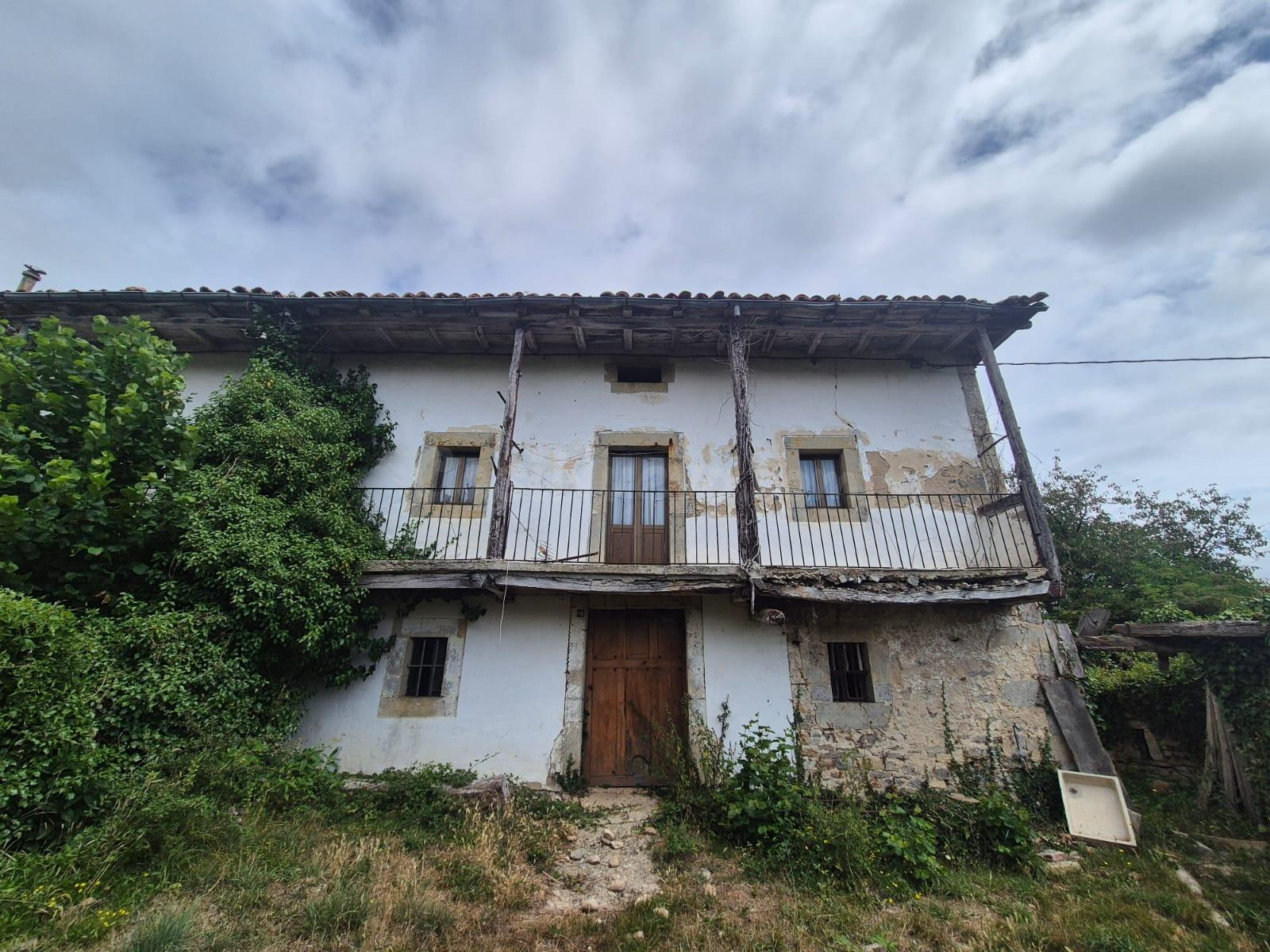 CASA PARA REFORMAR EN LA MERINDAD DE MONTIJA