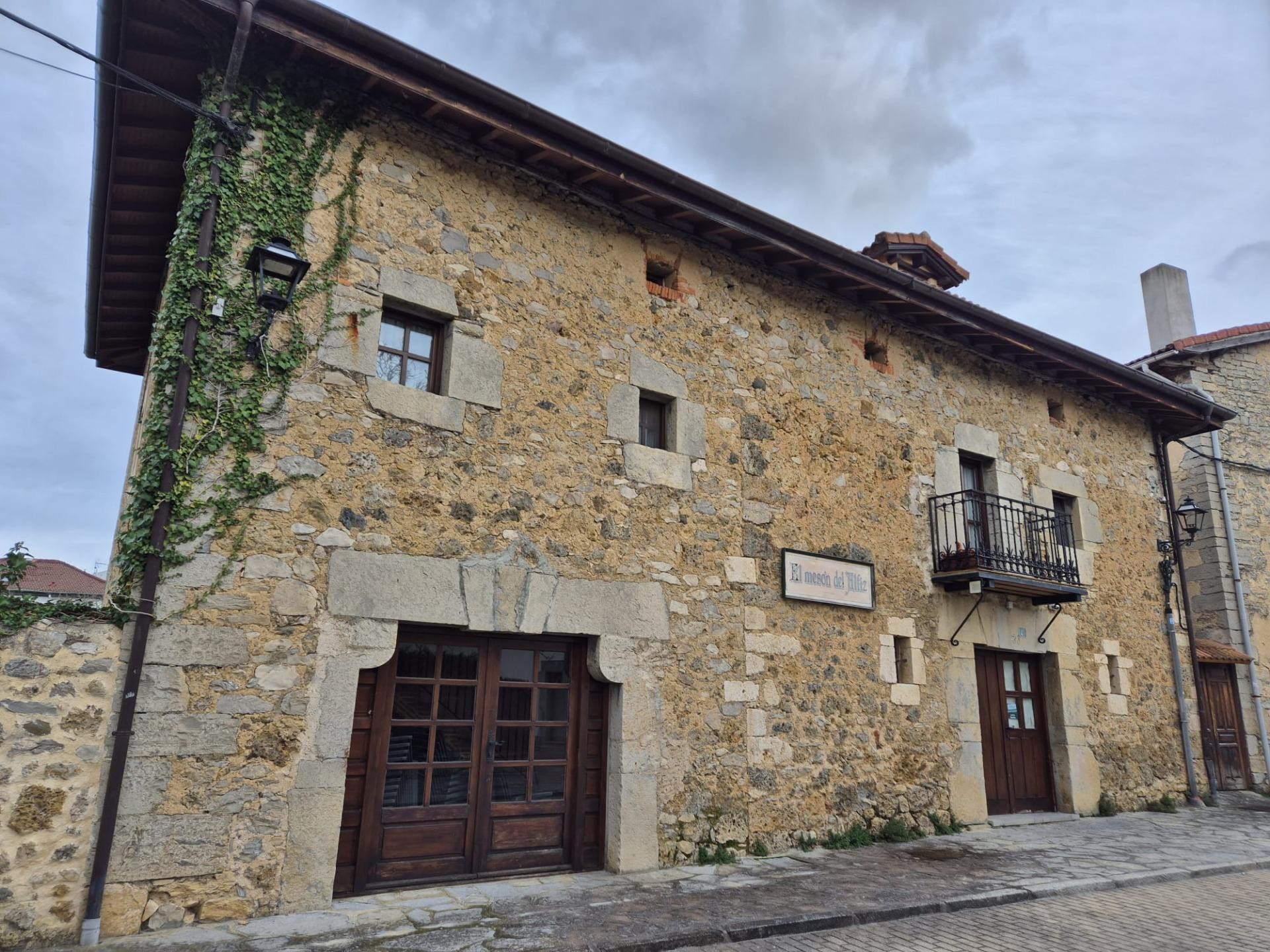 EN VENTA CASA CON JARDÍN EN EL CENTRO DE VILLASANA DE MENA