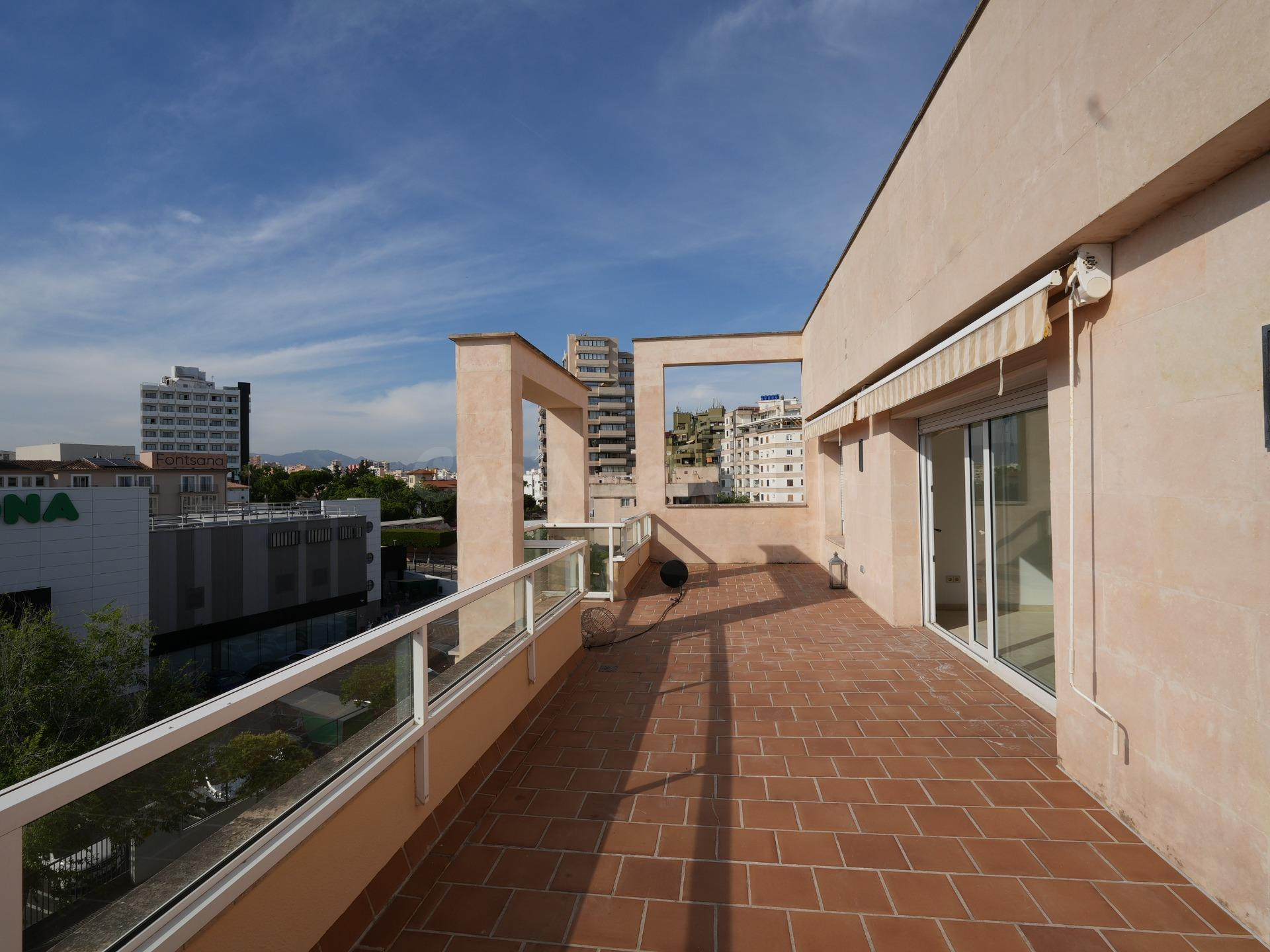 Ático con gran terraza y aparcamiento en Paseo Marítimo – Zona Son Armadans