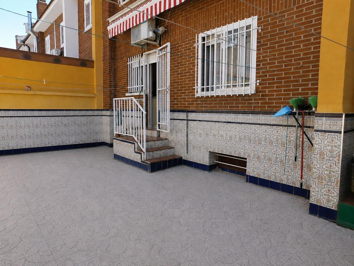 Chalet Adosado en zona Ctra. Ugena, de 5 Dormitorios 3 baños y Patio.