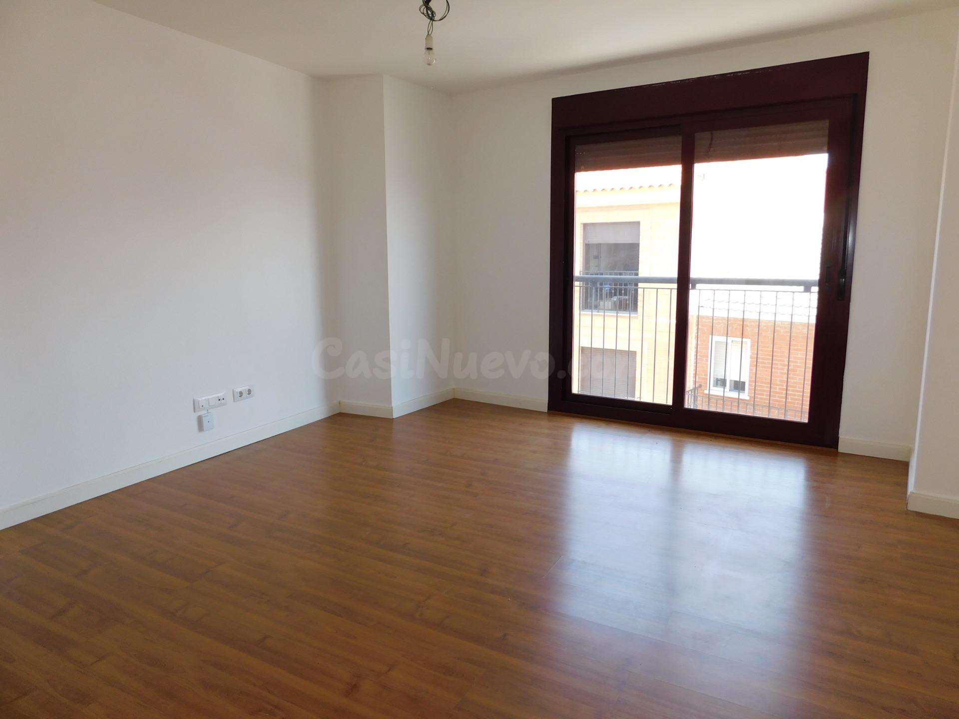 Piso Dúplex de 2 dormitorios, 2 baños, Garaje y Trastero - foto 2