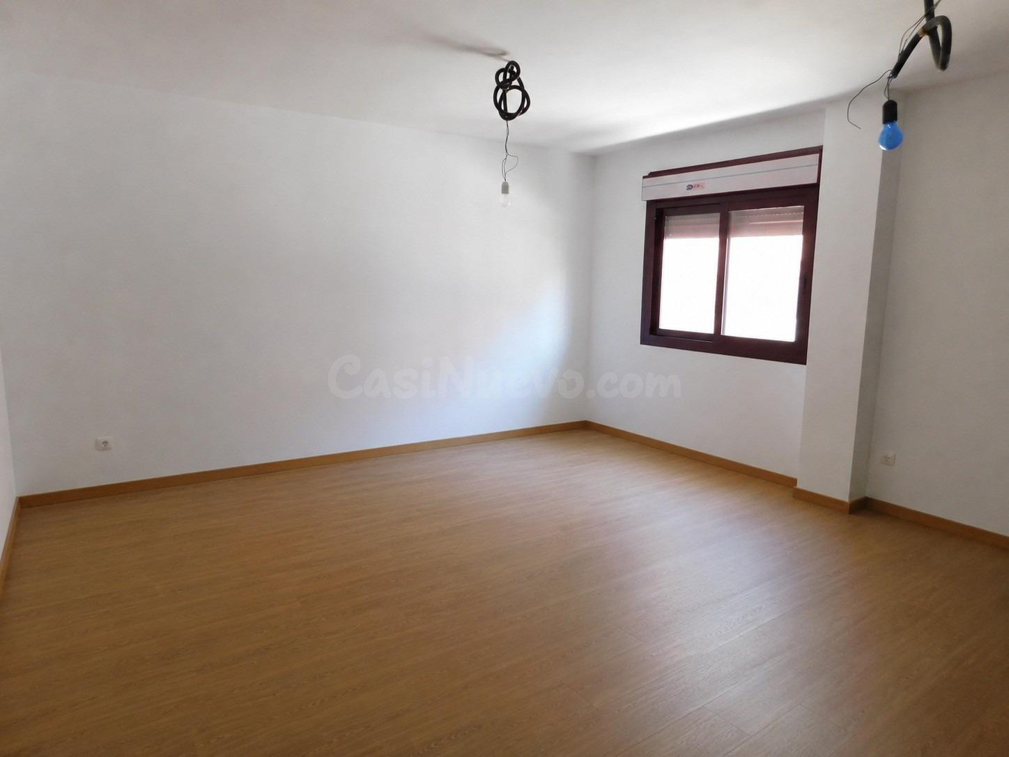 Piso Dúplex de 2 dormitorios, 2 baños, Garaje y Trastero - foto 5