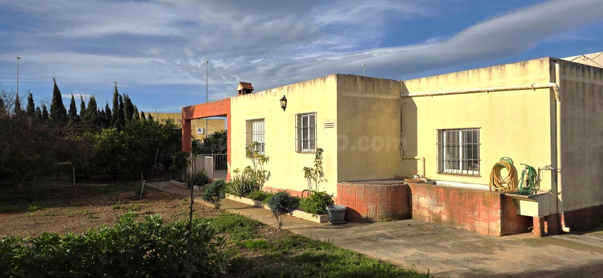 Oportunidad de reforma en amplia parcela con huerto y varios árboles frutales y cerca de todos los servicios