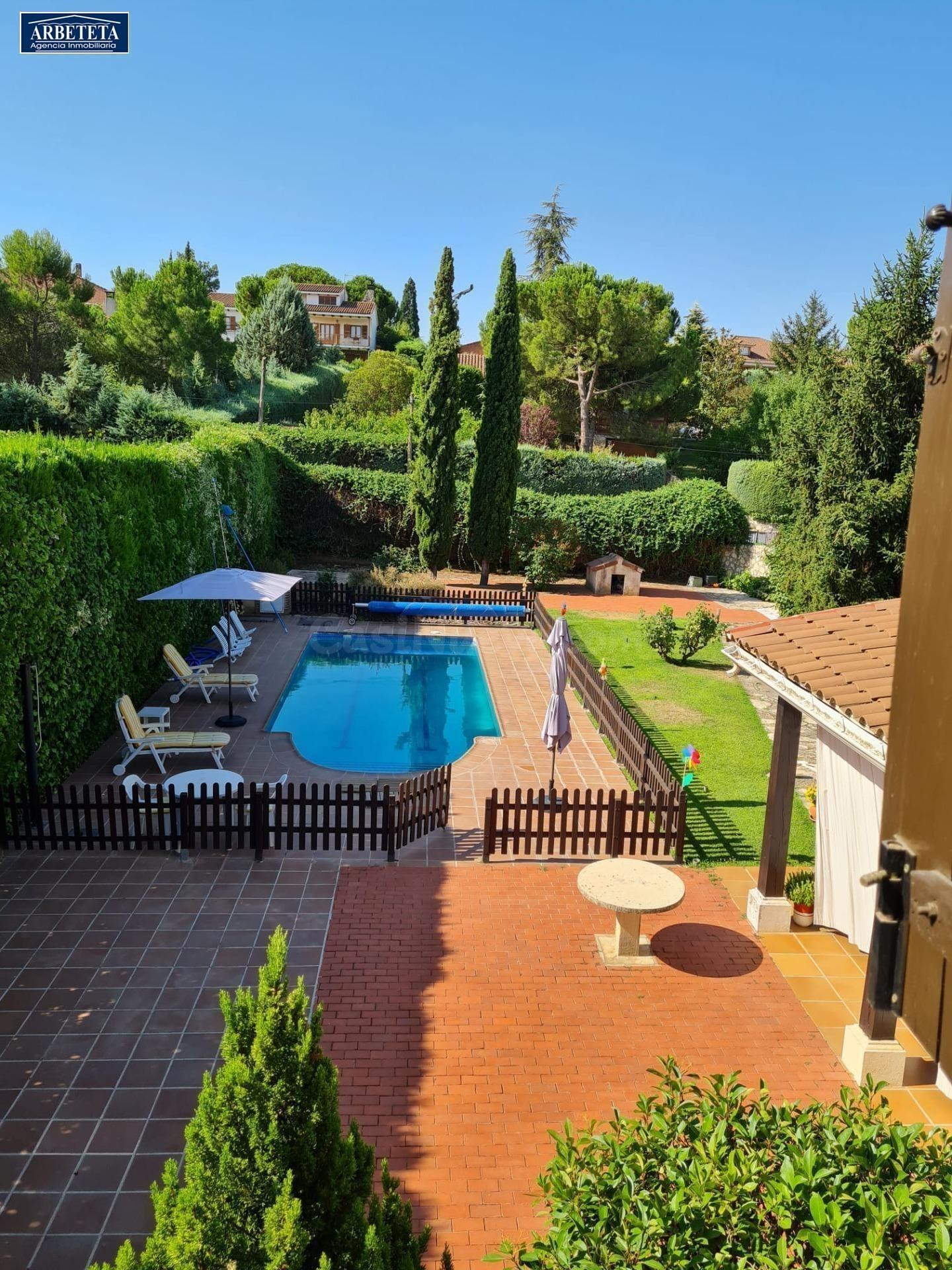 INMOBILIARIA ARBETETA VENDE MAGNÍFICO CHALET DE 5 DORMITORIOS EN EL CLAVÍN, GUADALAJARA