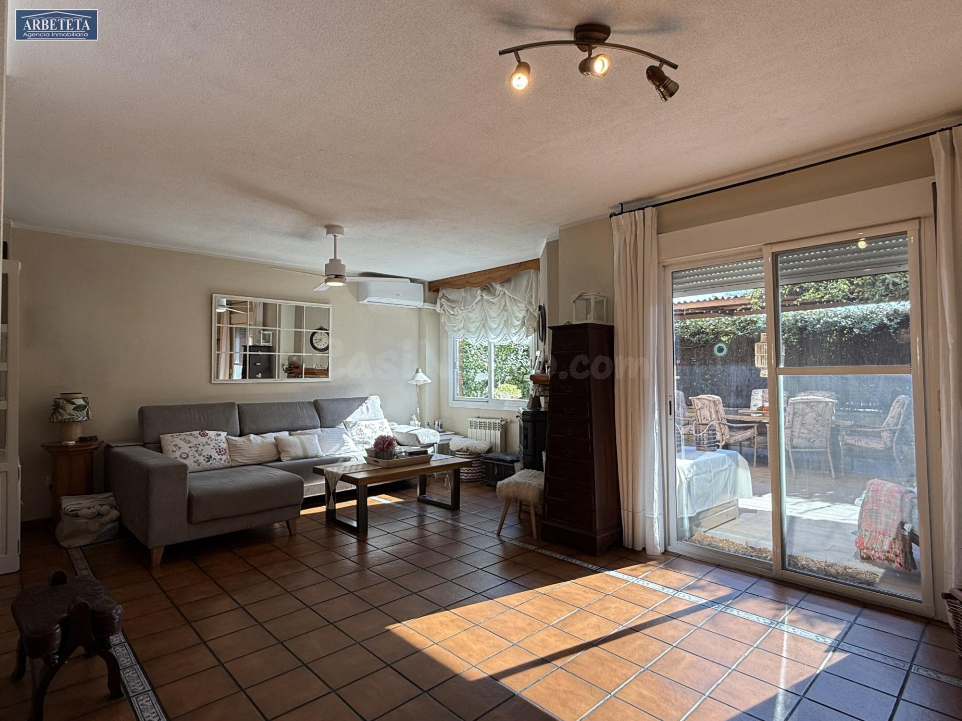 INMOBILIARIA ARBETETA VENDE CHALET DE CUATRO habitaciones CON PISCINA COMUNITARIA.