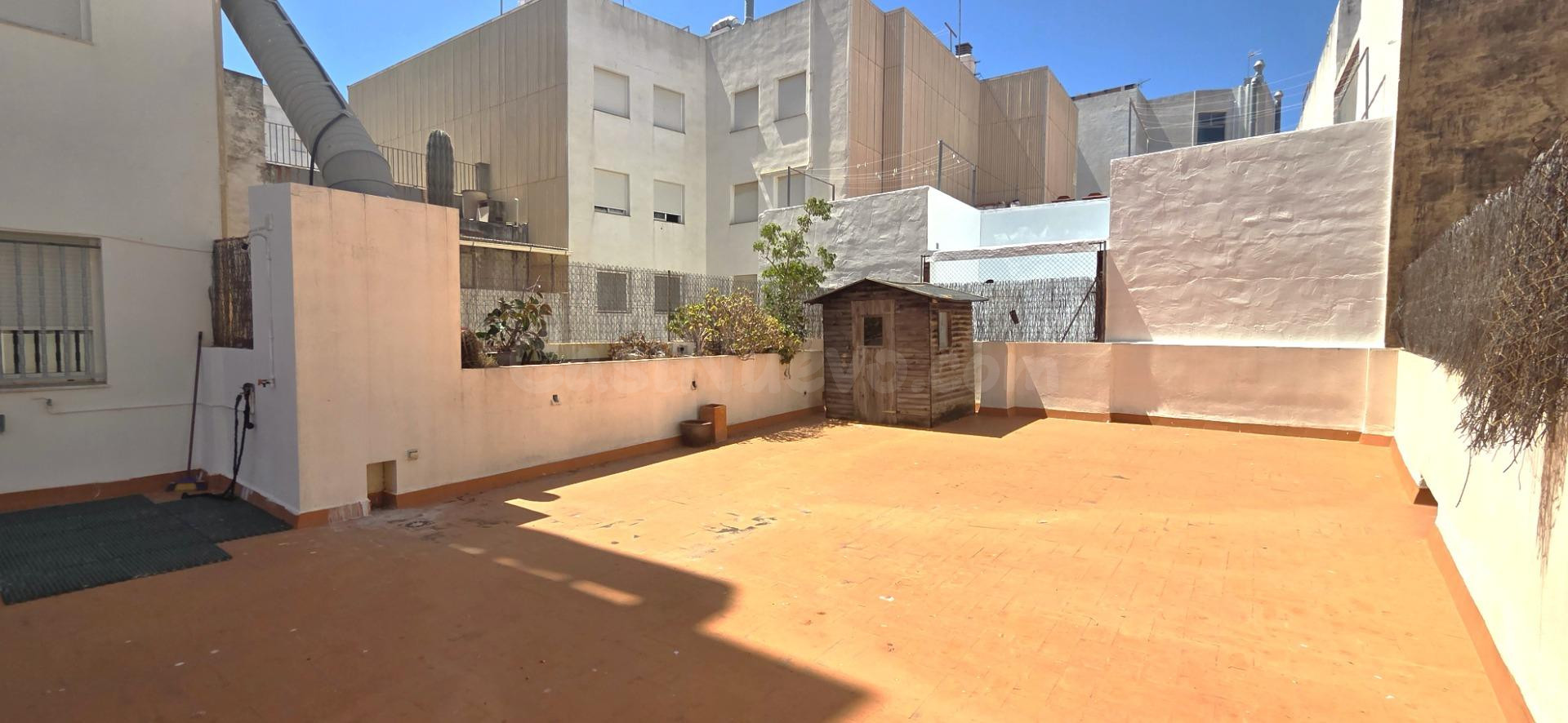 AMPLIO PISO CÉNTRICO CON GRAN TERRAZA CERCA DE LA PLAYA