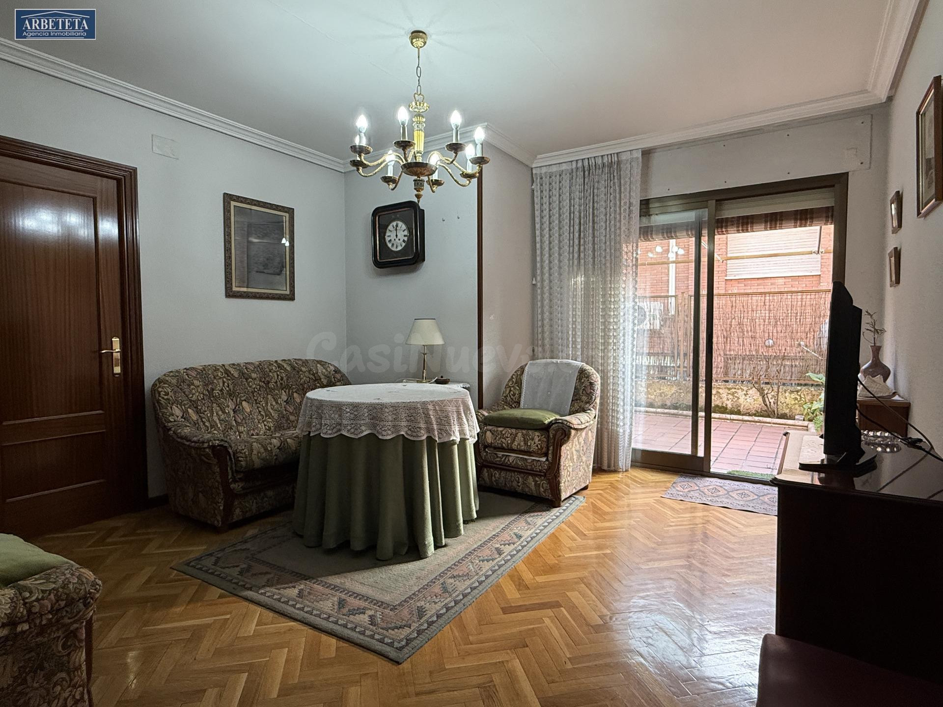 Agencia Inmobiliaria Arbeteta, VENDE chalet adosado de 7 hab. en Guadalajara.
