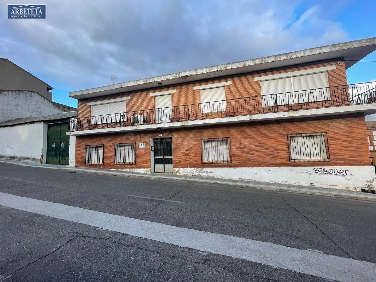 Gran Edificio para Reformar en el Corazón de Cabanillas del Campo: Oportunidad Única de Inversión