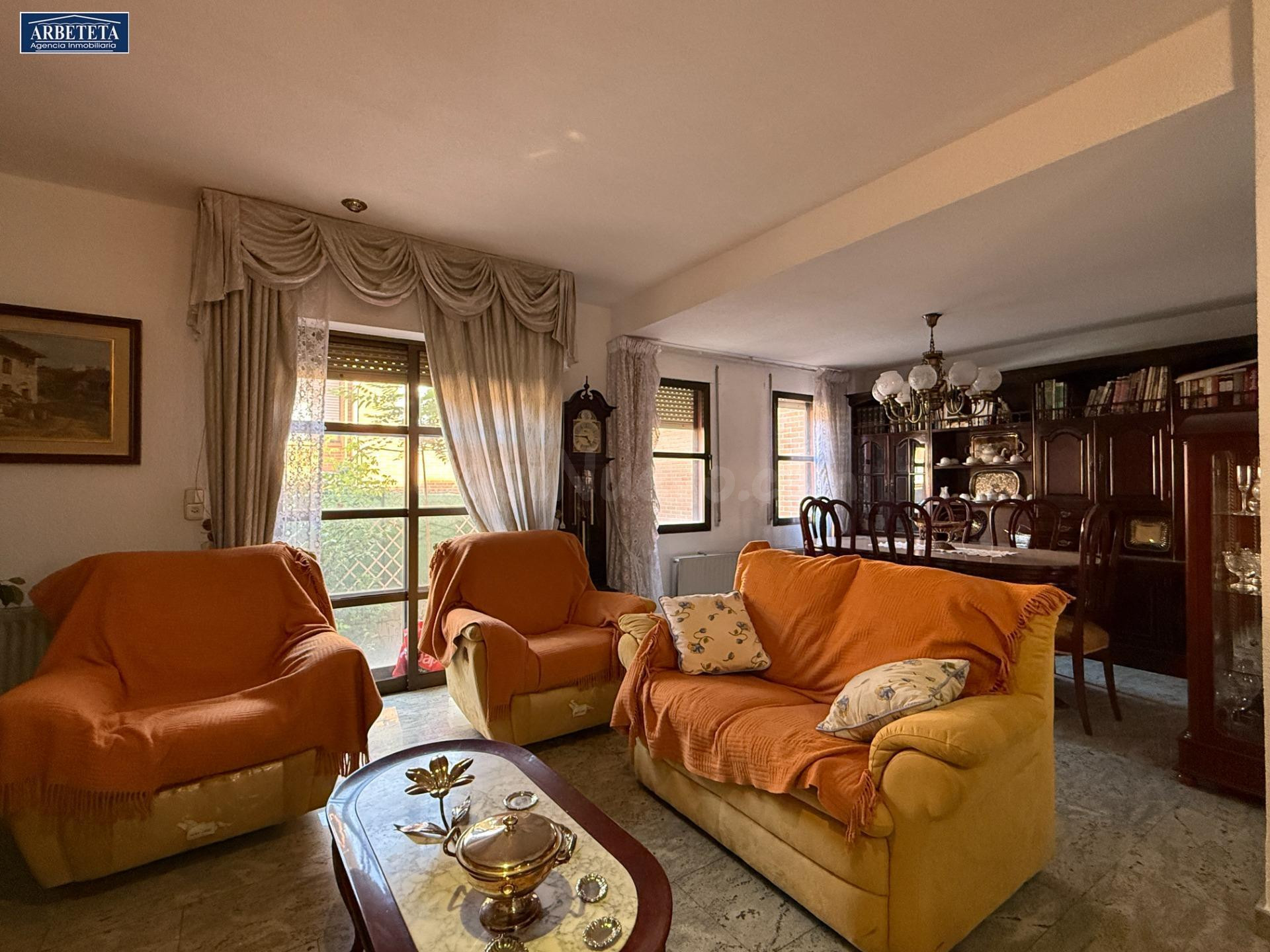 INMOBILIARIA ARBETETA VENDE CHALET EN ZONA BALCONCILLO, GUADALAJARA