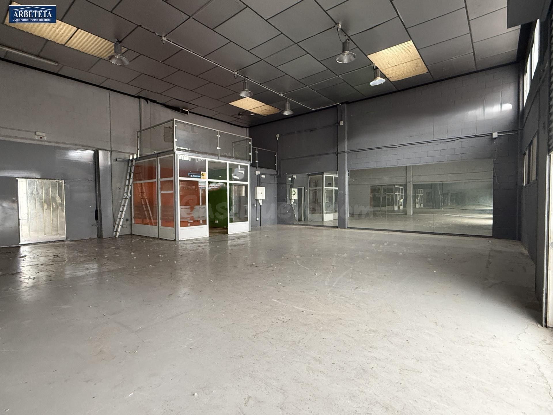 Agencia Inmobiliaria Arbeteta, ALQUILA nave.