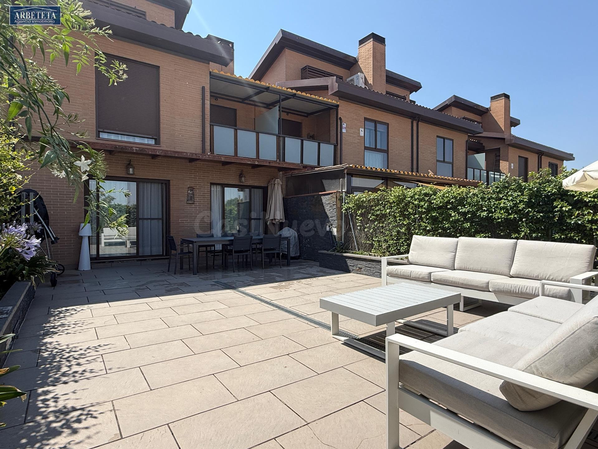 INMOBILIARIA ARBETETA VENDE CHALET EN VALDELUZ