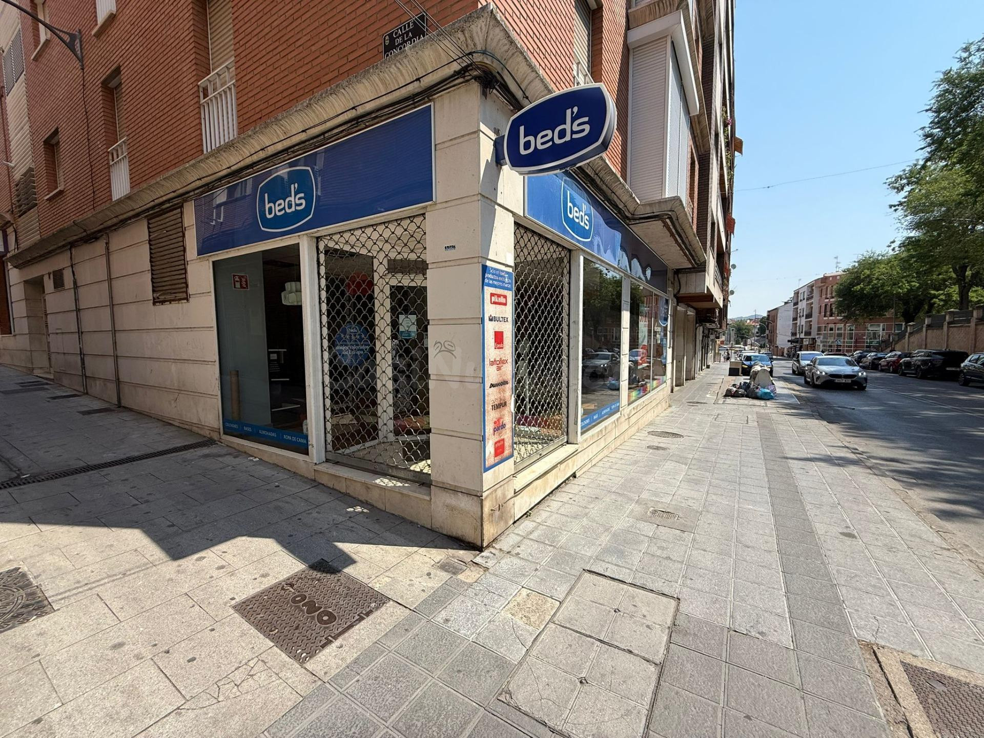 Local comercial en esquina con fachada acristalada y gran imagen comercial