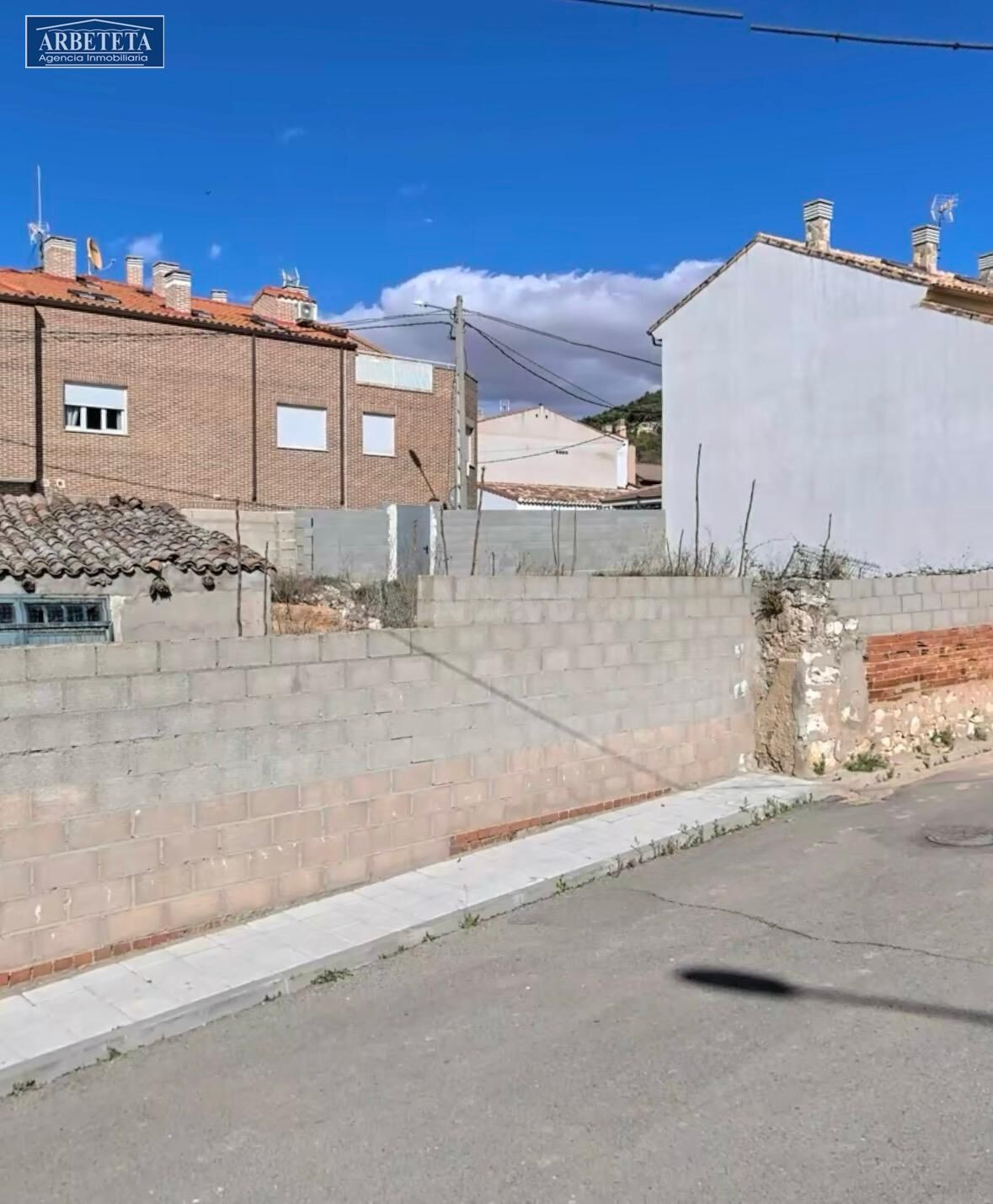 INMOBILIARIA ARBETETA VENDE TERRENO URBANO-URBANIZABLE EN VALDENOCHES, GUADALAJARA