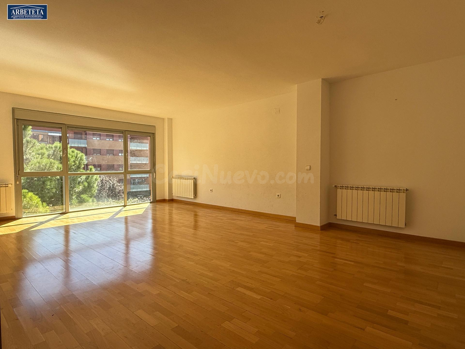 INMOBILIARIA ARBETETA VENDE PISO DE TRES habitaciones CON PISCINA COMUNITARIA.