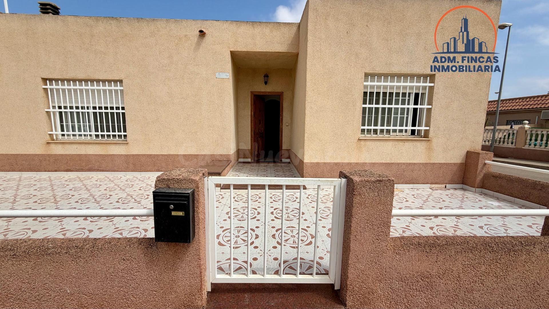Planta baja de 198 m2 de parcela con 4 dormitorios, patio, porche y garaje doble en Los Belones