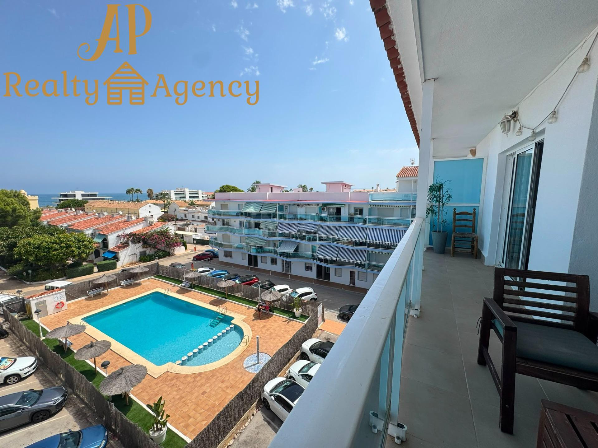 Ático con vistas al mar a solo 2 minutos de la playa, en residencial con piscina y garaje, Dénia.