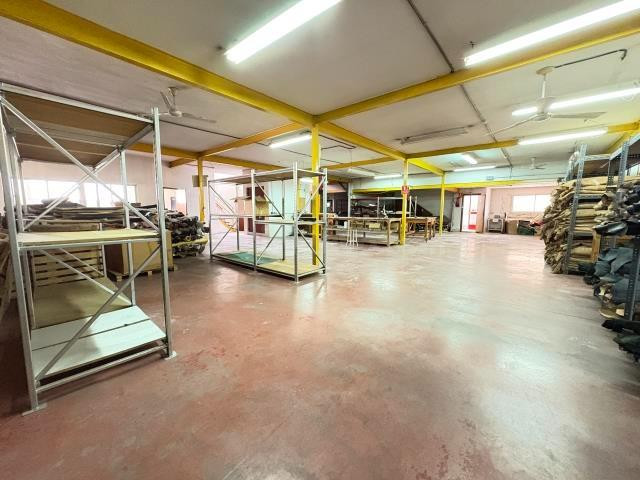 Amplia Nave Industrial en Polígono Cachapet, Crevillent - ¡Oportunidad!
