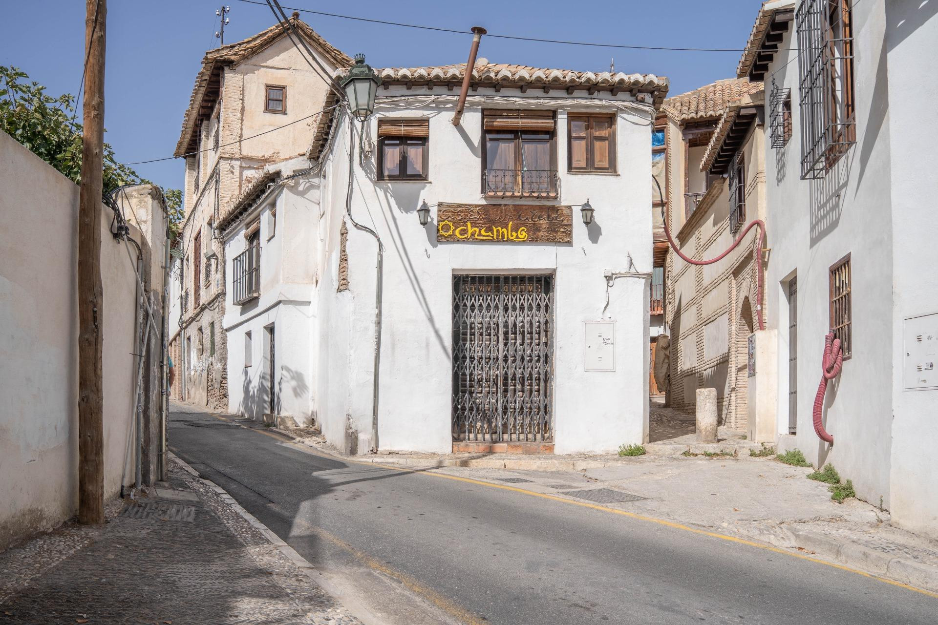 VENTA DE AMPLIA CASA CON LOCAL EN EL ALBAYCIN - GRANADA