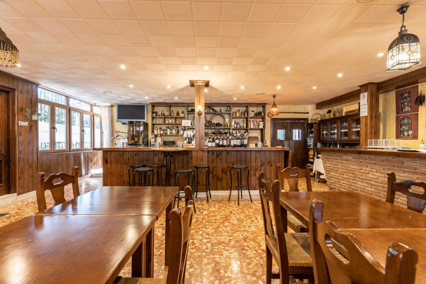 RESTAURANTE / CASA A LA VENTA-- GOJAR
