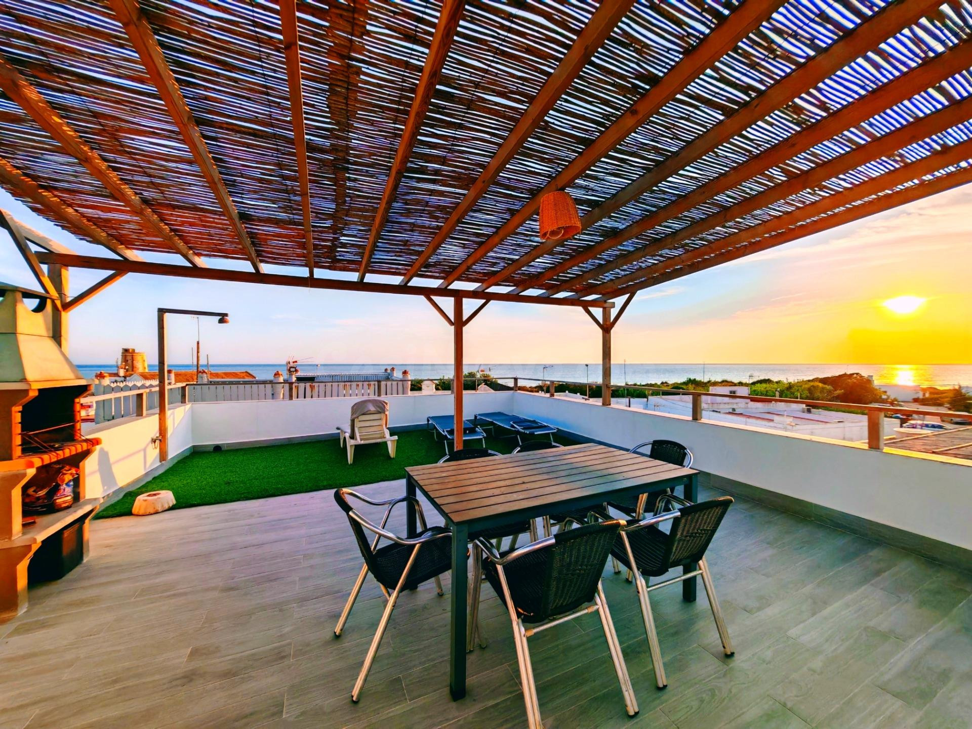 Casa independiente con LICENCIA TURÍSTICA ACTIVA en El Palmar Primera línea de playa. Rentabilidad real. Estilo de vida único.