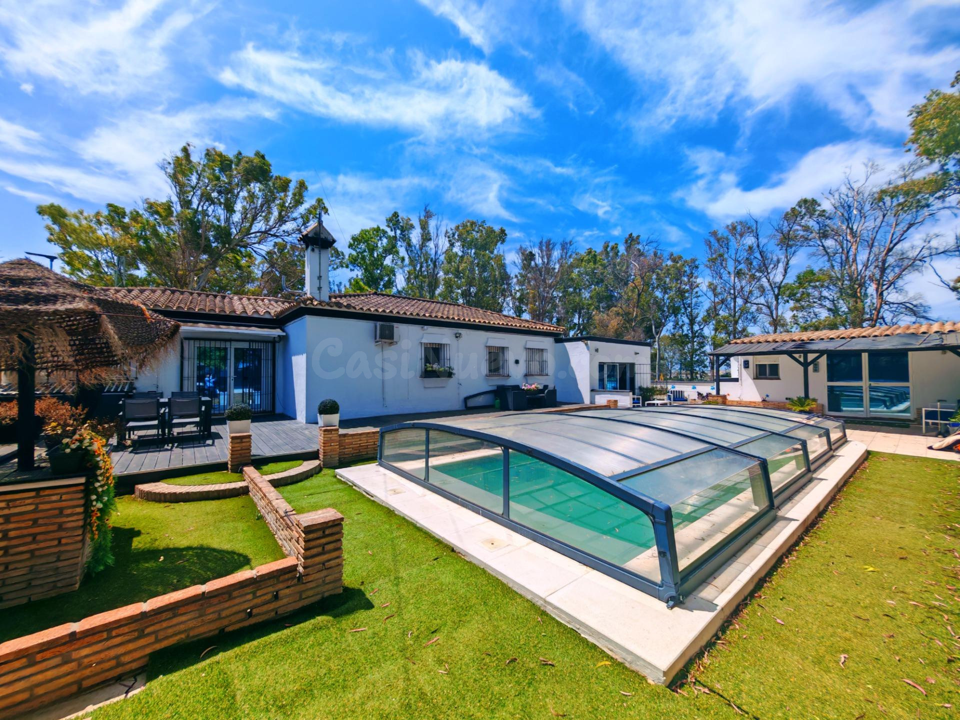 Oportunidad única: chalet con piscina, sala de juegos y habitación independiente para invitados