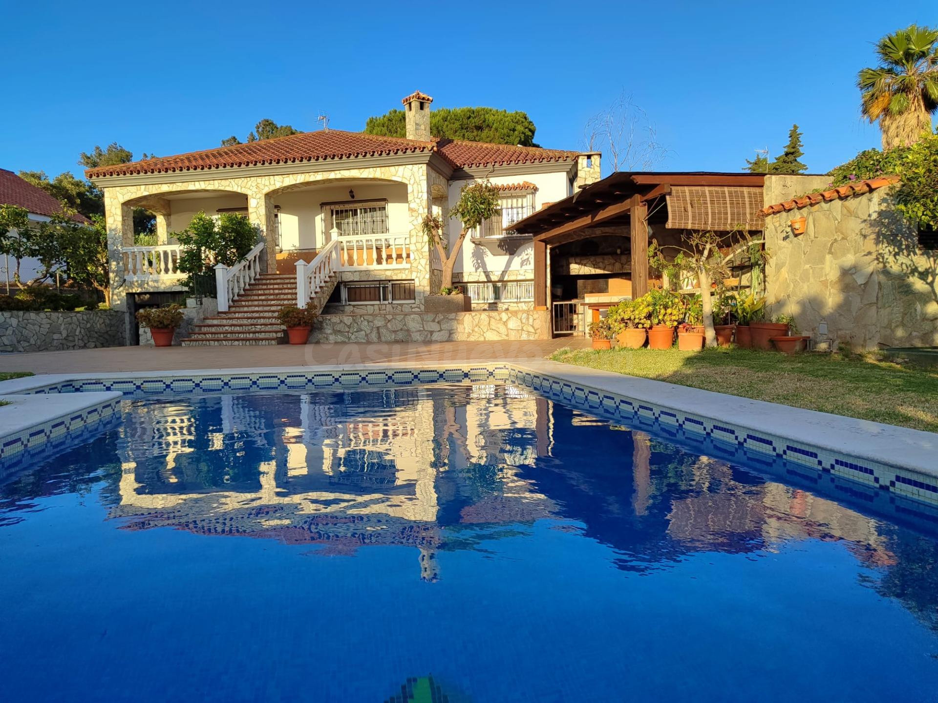 Chalet independiente en La Colonia San Miguel