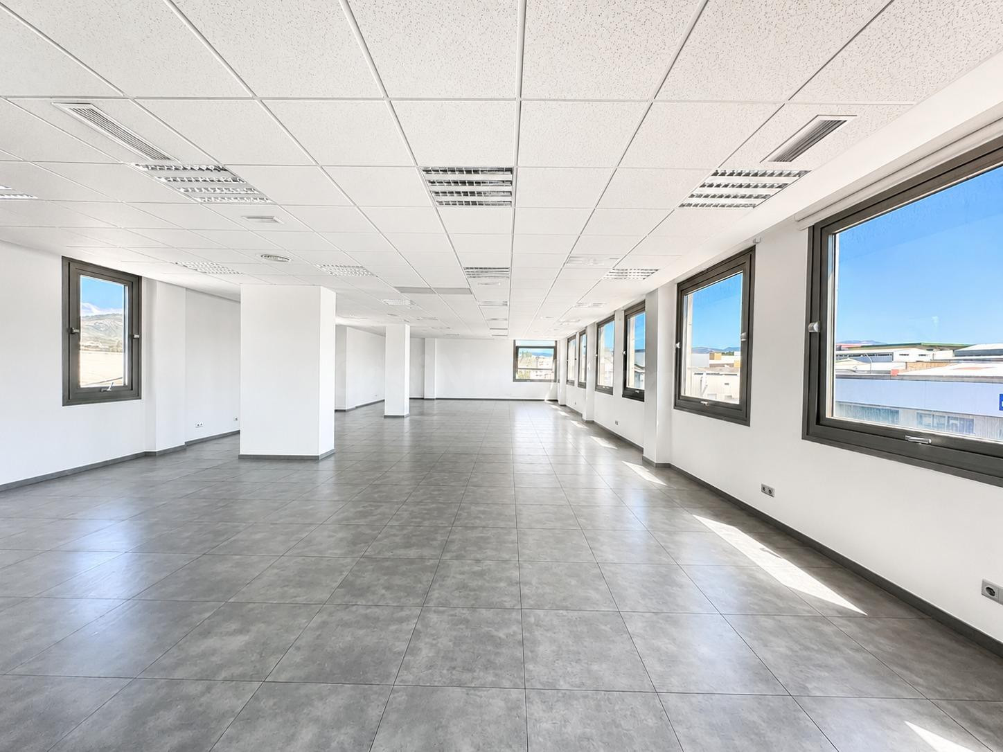 OFICINA DE 180 m2 "LISTA PARA ENTRAR" EN CAN VALERO ( C/ POIMA )  Muy luminosa