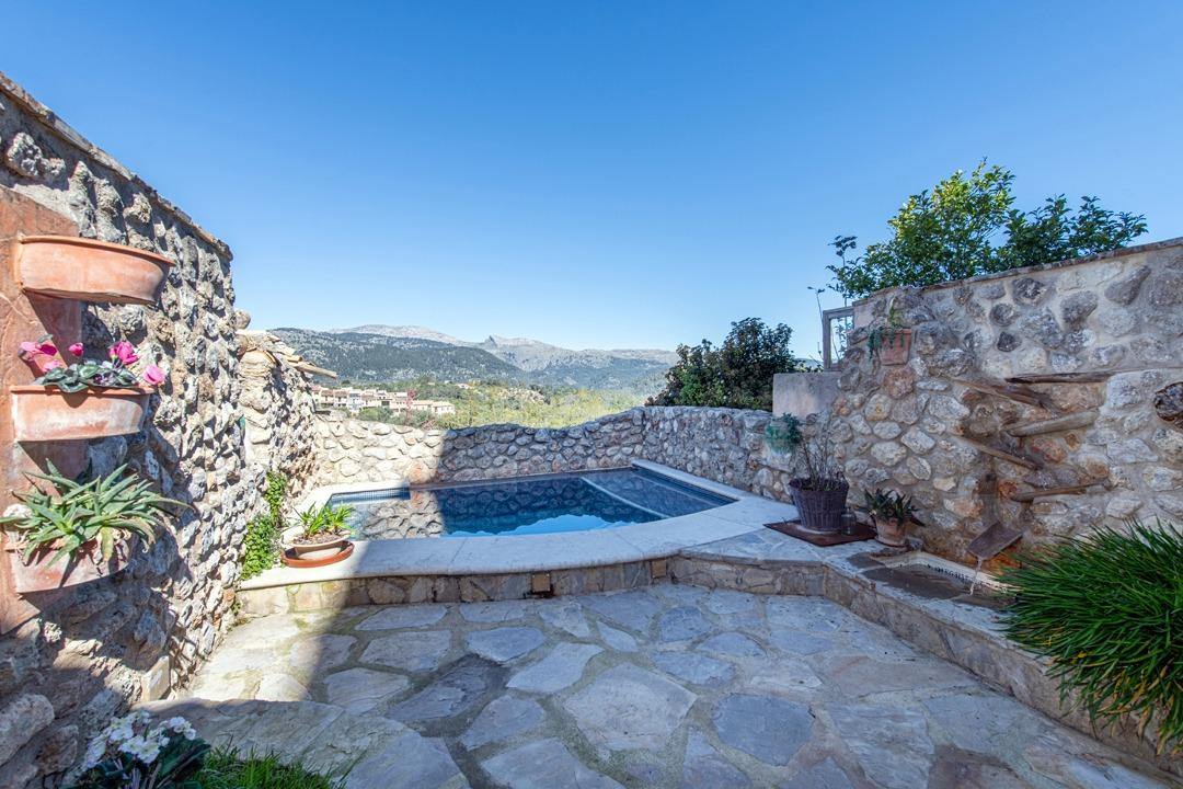 Casa de piedra mallorquina reformada con piscina y vistas a la Serra de Tramuntana en Campanet