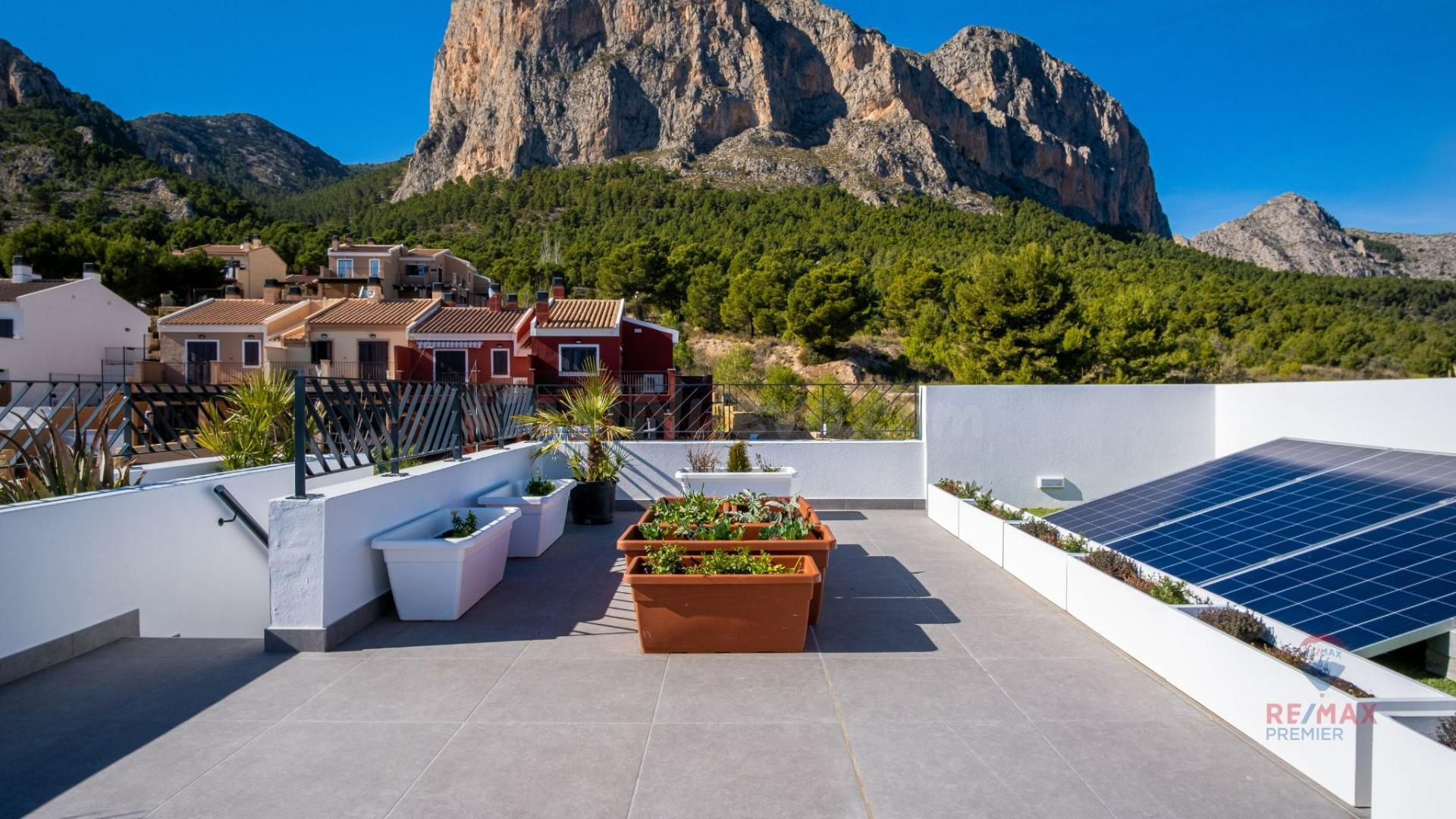 ¡Nueva villa de 3 dormitorios y 3 baños con magníficas vistas al mar en Polop Hills!