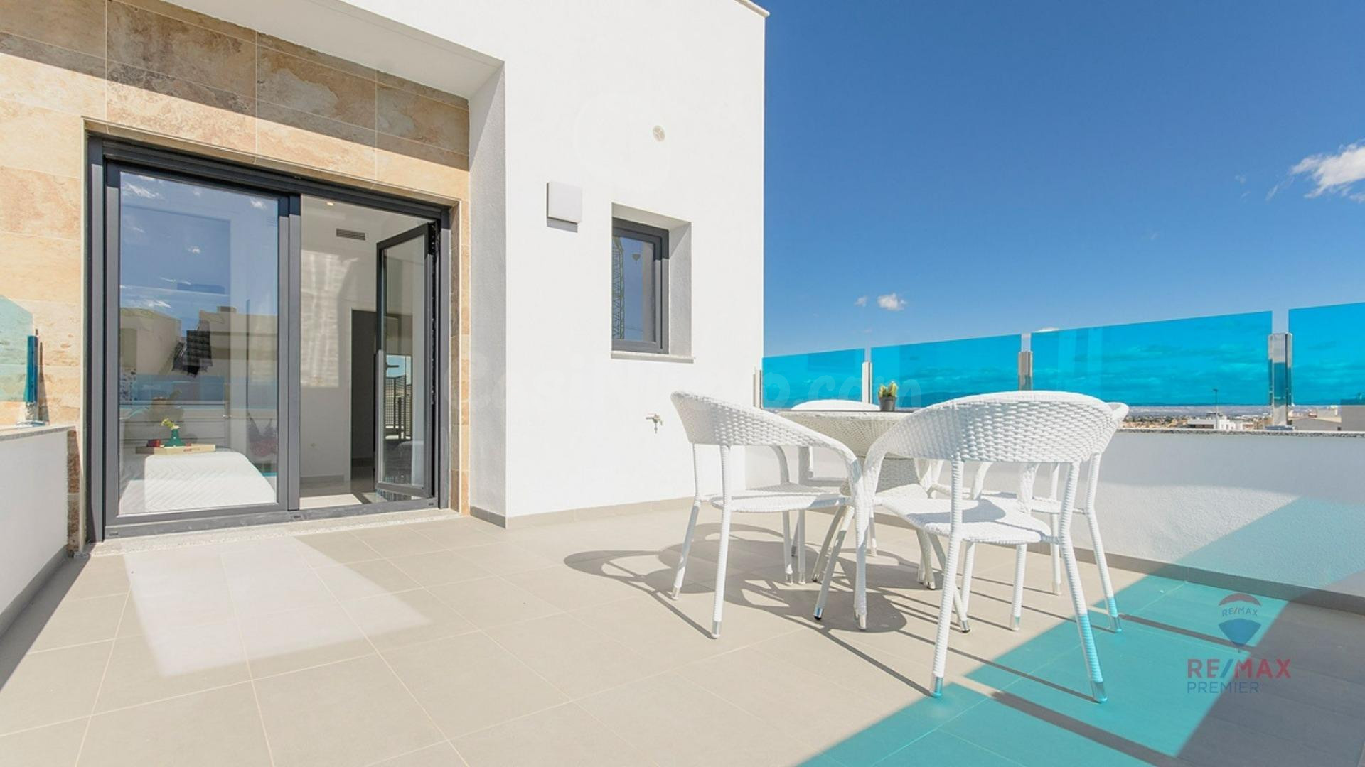 Nuevo chalet de 3 dormitorios y 3 baños en Vistabella Golf Orihuela