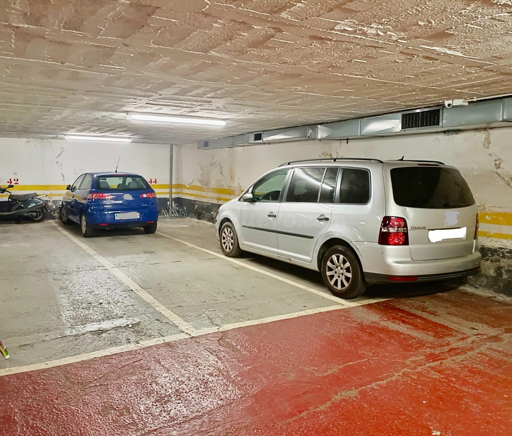 Parking doble (dos coches) - Junto a Gala Placidia !!!