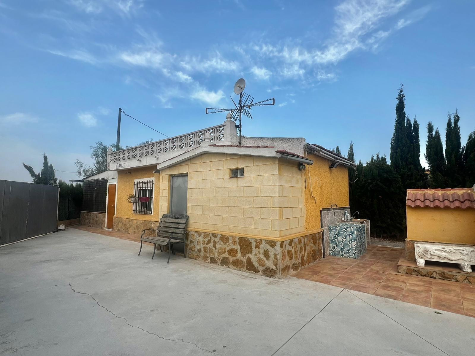 Casa en parcela amplia con múltiples estancias y piscina propia
