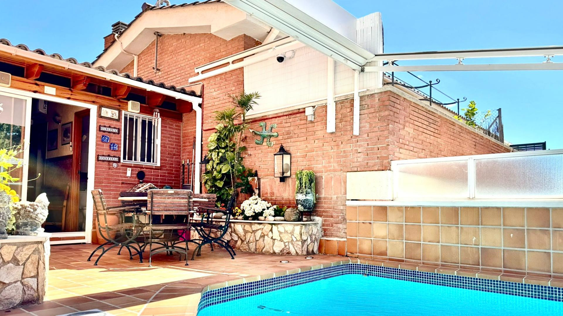 Privacidad a tres vientos: Villa pareada con piscina en el balcón de Barcelona
