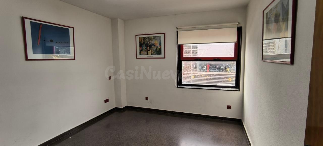 Oficina ubicada en Edificio Nelva, Atalayas con plaza de garaje – 65 m2 lista para entrar