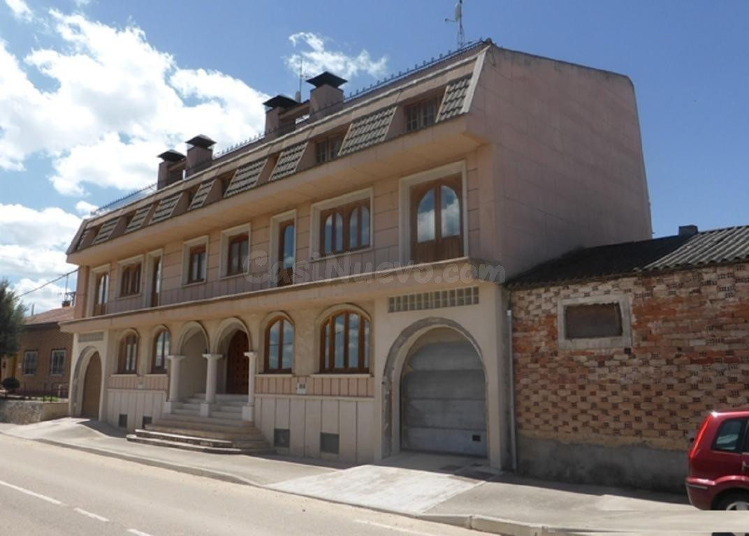 Promoción en venta en Pesquera de Duero: 2 viviendas adosadas + nave industrial