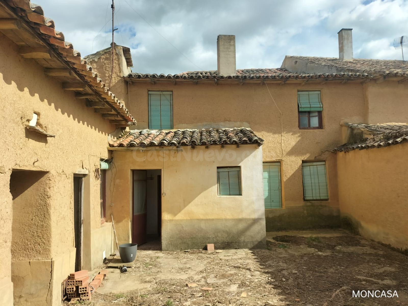 MONCASA VENDE CASA DE PUEBLO