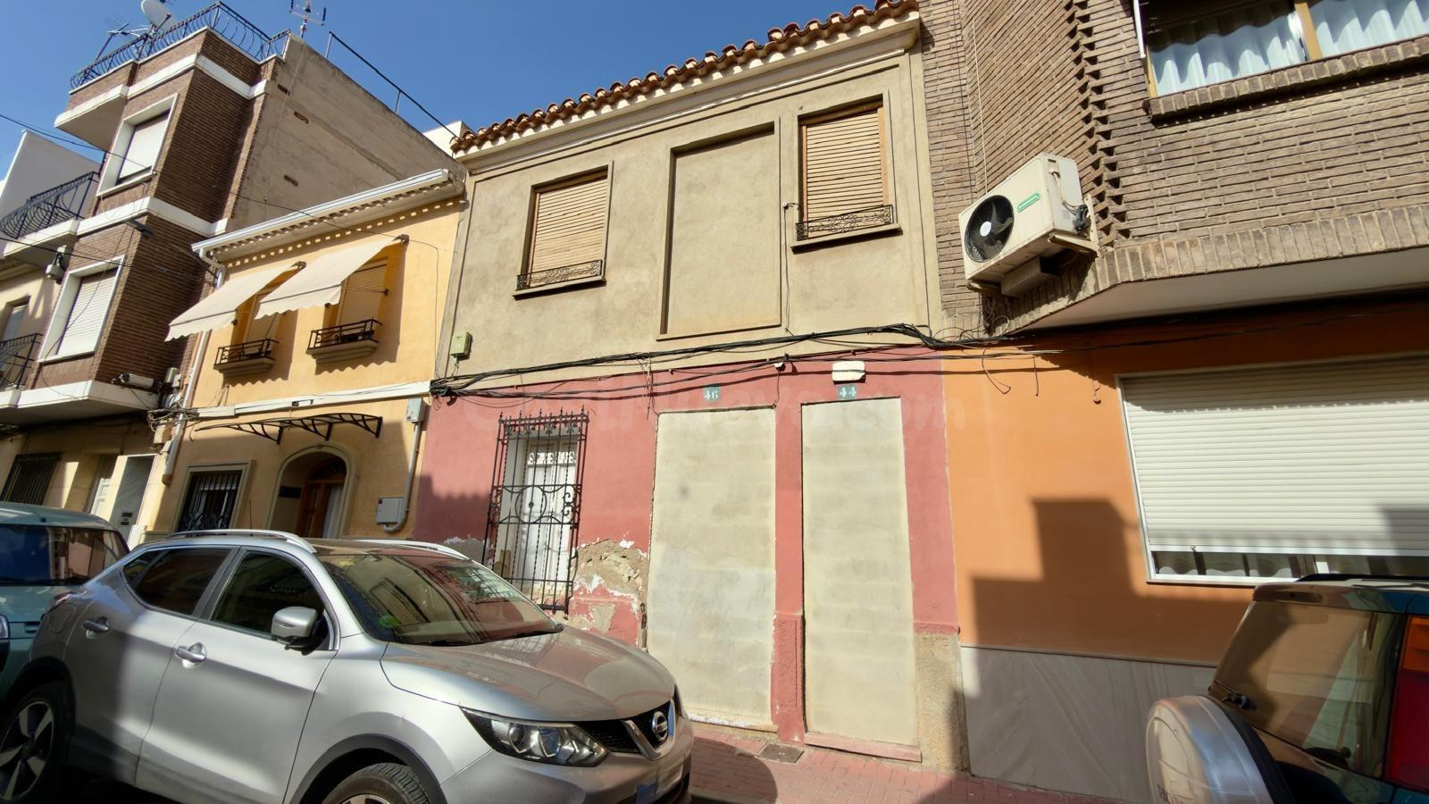 CASA INDEPENDIENTE PARA DERRIBAR JUNTO A PASEO