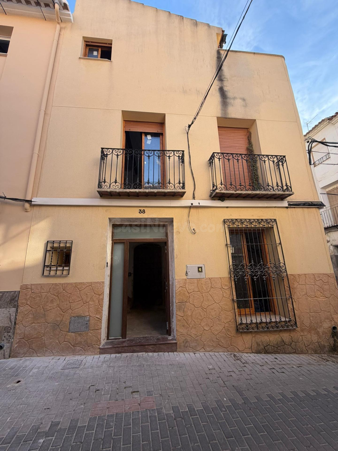 CASA EN PLENO CENTRO DE ABARAN