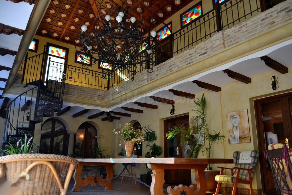 Gran vivienda con local comercial en venta en San Miguel de Salinas