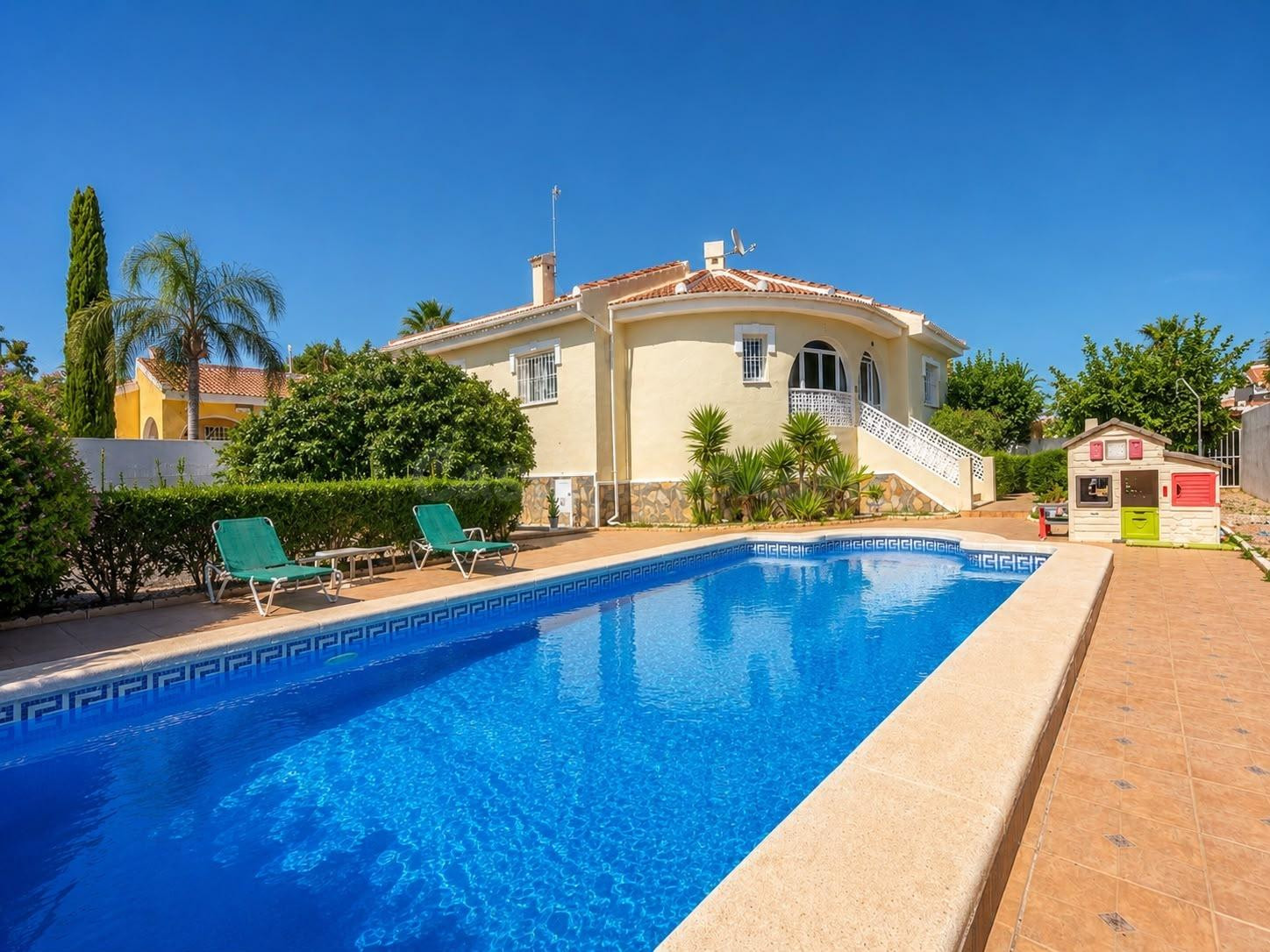 Amplia Villa Mediterránea con Piscina Privada y Parcela de 600 m2 en Doña Pepa – YC490557