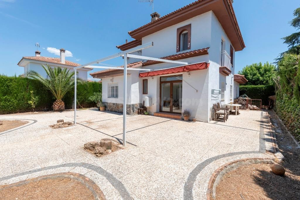 Magnífica casa con parcela en urbanización privada con piscina comunitaria.