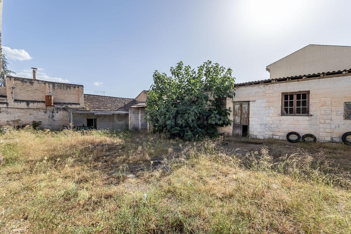 ¡OCASIÓN ÚNICA! Gran Propiedad Señorial de 890m2 con Local y Enorme Patio en Pinos Puente