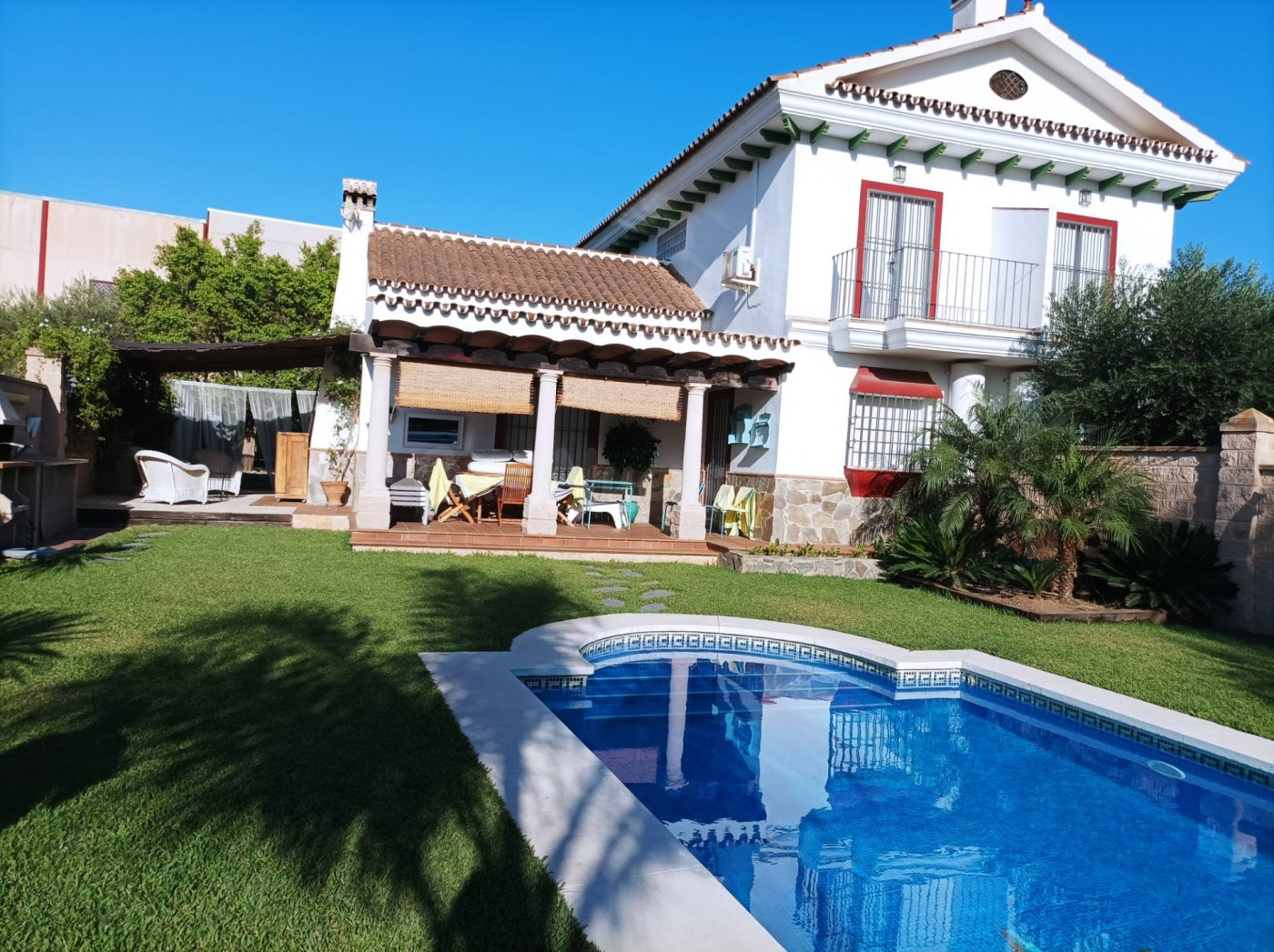 Fabulosa propiedad con dos propiedades idénticas cada una con su propia piscina y accesos separados.