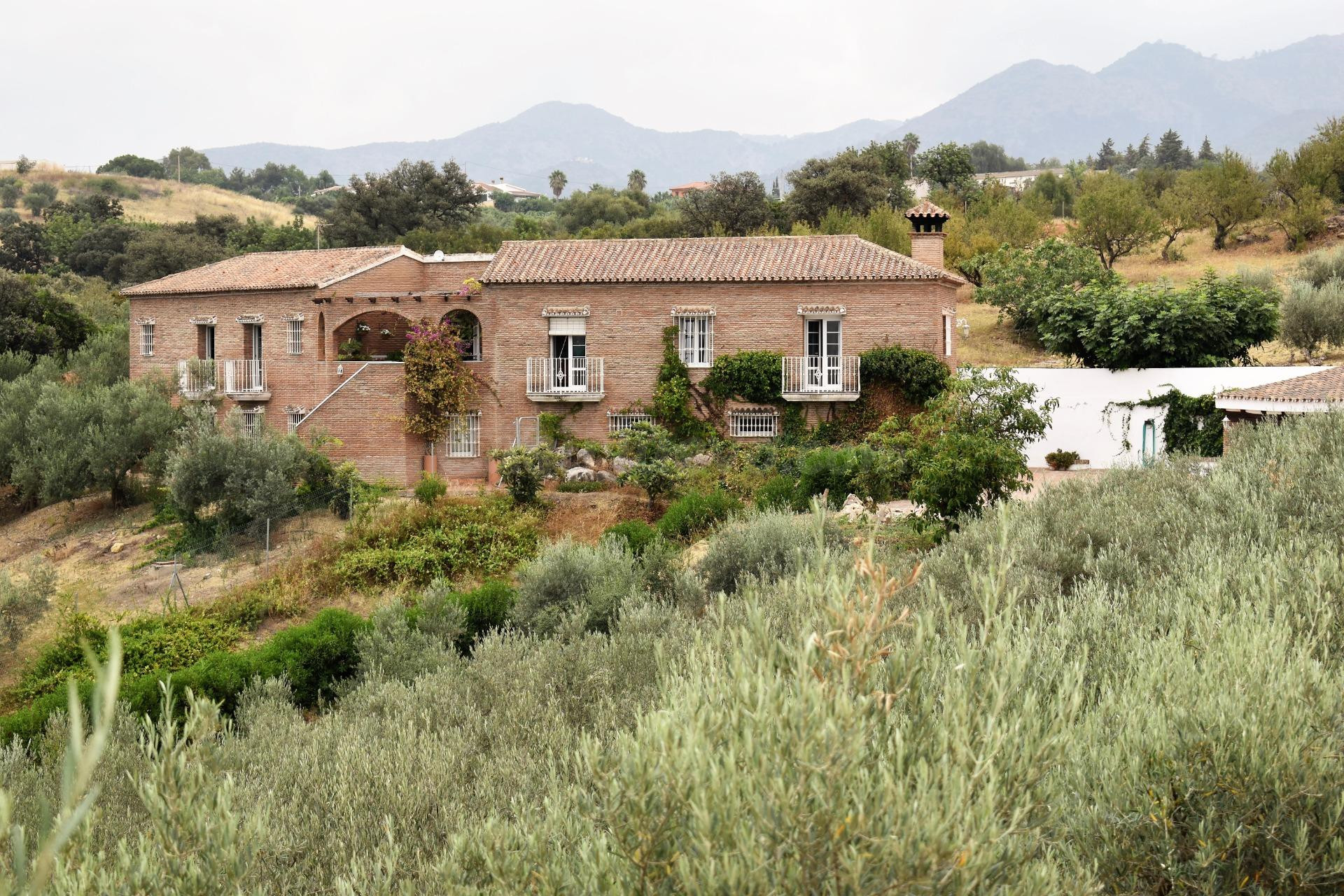 FINCA CON ESTILO RUSTICO CERCA DE LAURO GOLF