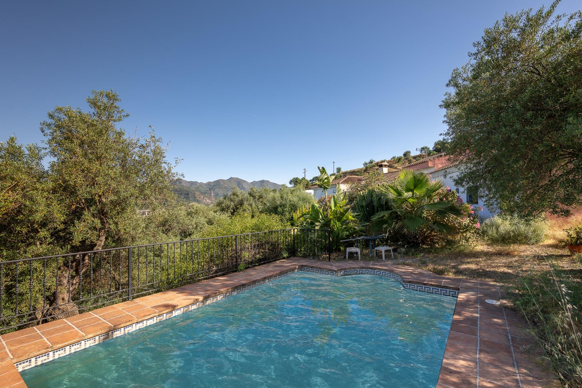 Casa de campo con piscina privada en una finca con vistas increibles
