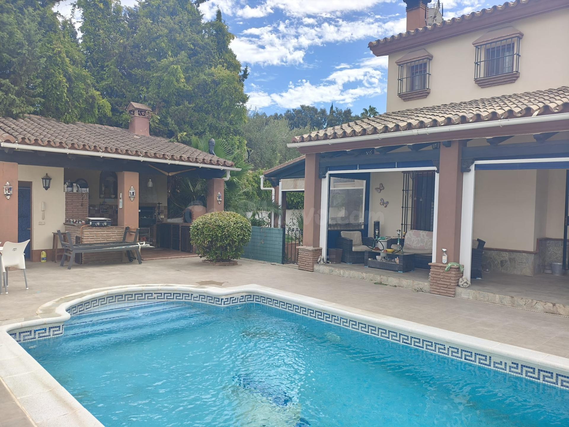 Villa muy autentica de estilo rustico , cerca de todas las facilidades y con vistas a la Sierra de Alhaurin.