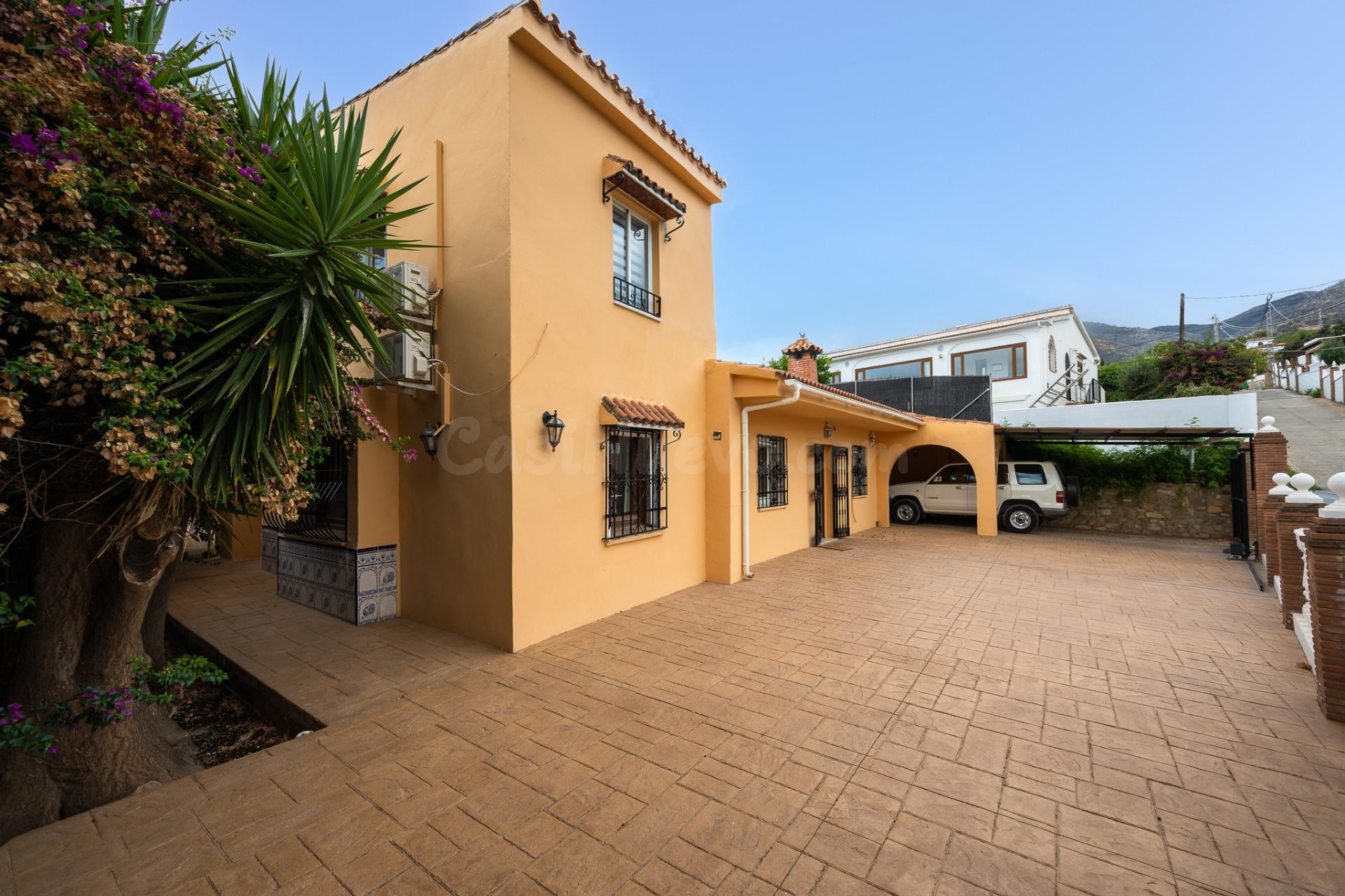 Preciosa villa a corta distancia del pueblo y 5 minutos del campo del golf